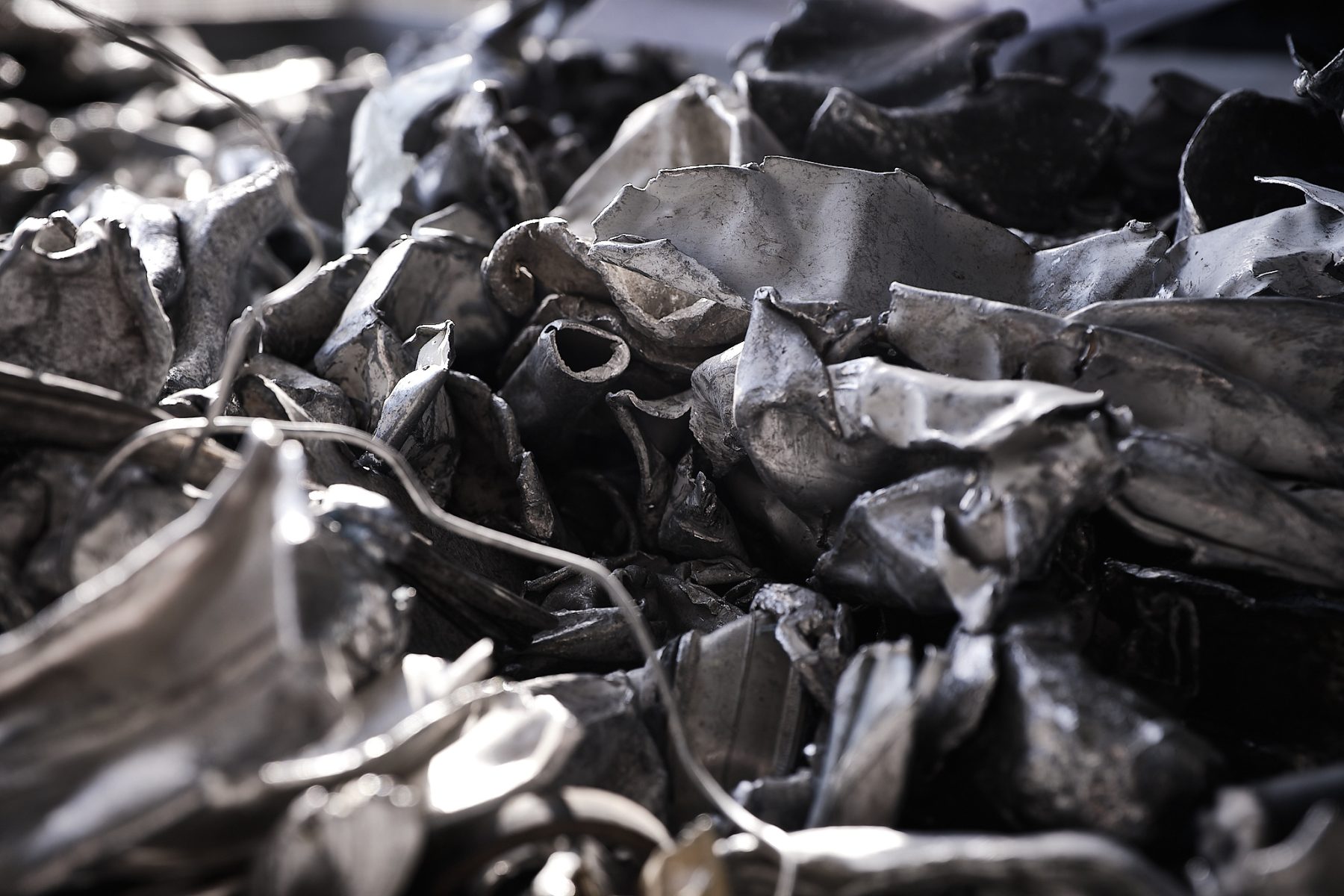 Bild, das einen Ausschnitt eines Metallschrott-Haufens zeigt. Die Teile sind verschmutzt und haben teilweise eine Oberflächenbeschichtung.