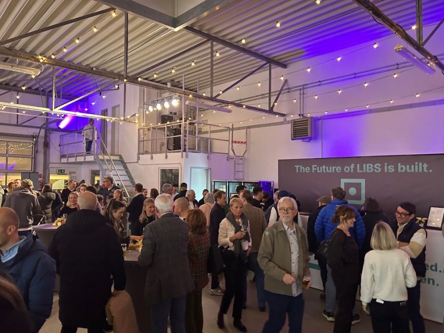 Gäste des Events an Stehtischen und an der Bar